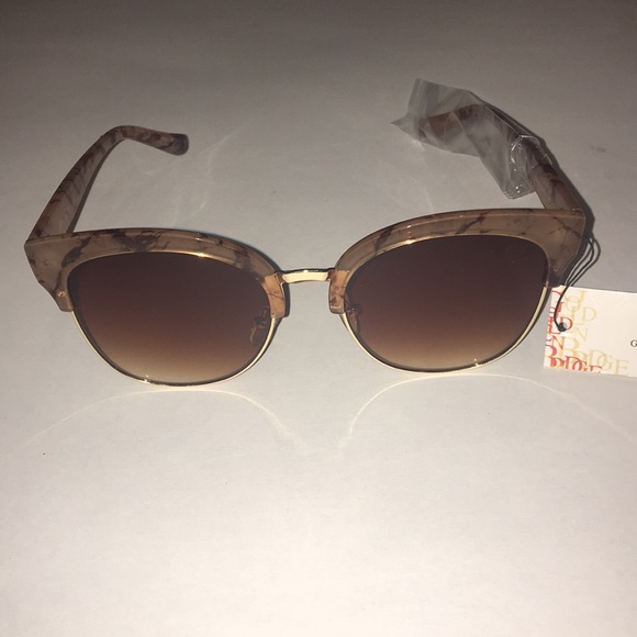 2 pairs of sunglasses! Black & Rose Gold 🕶 - Picture 5 of 6